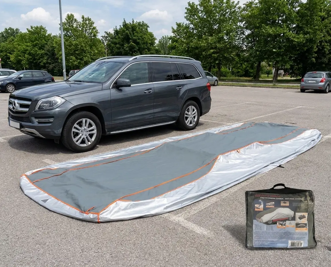 Protivgradna Cerada za SUV – Koja Veličina i Debljina Vam Trebaju 3 Protivgradna cerada razvučena pored SUV vozila pre postavljanja, prikaz velike veličine