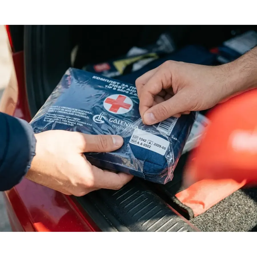 Prva Pomoć za Auto – Cena Kompleta i Šta Utiče na Nju 4 Provera roka trajanja i sadržaja kompleta prve pomoći za auto pre kupovine